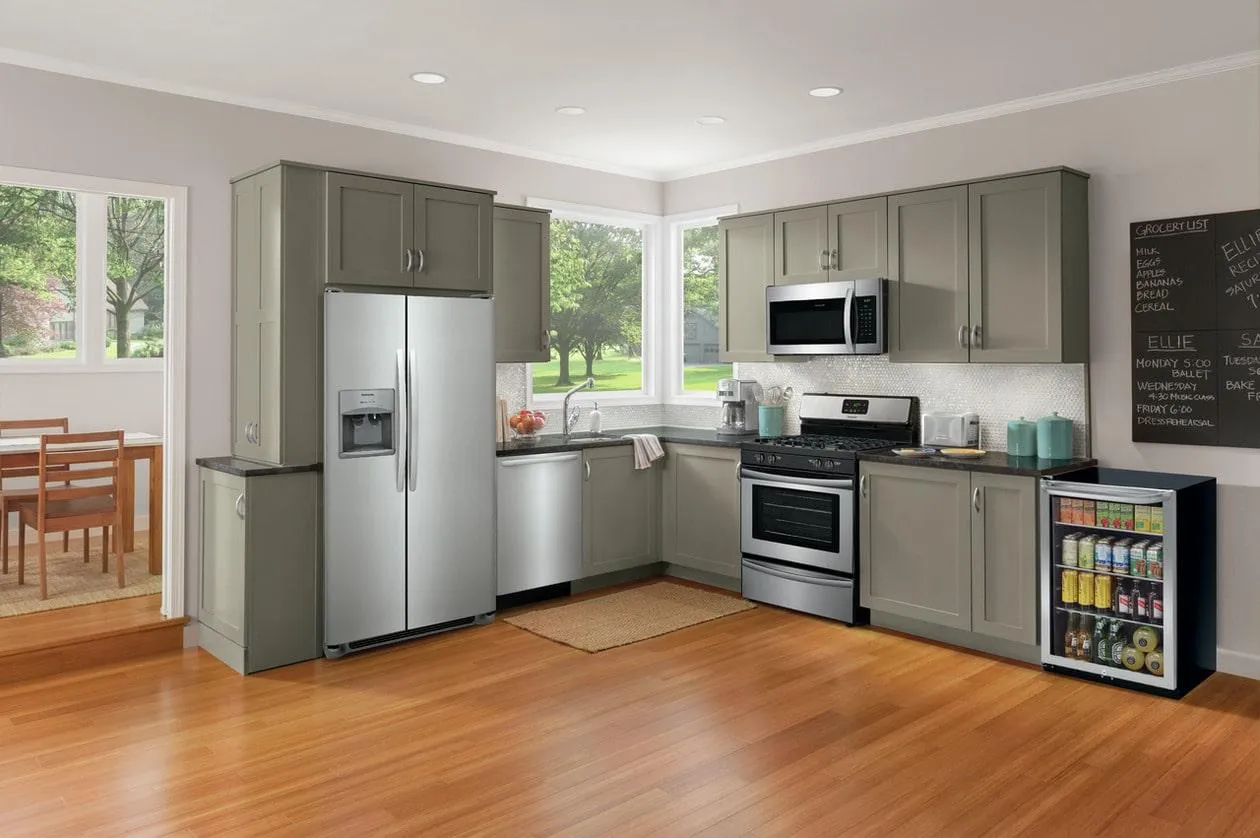 Frigidaire FRYB4623AS Frigidaire 138 12 Oz. Can Capacity Beverage Center