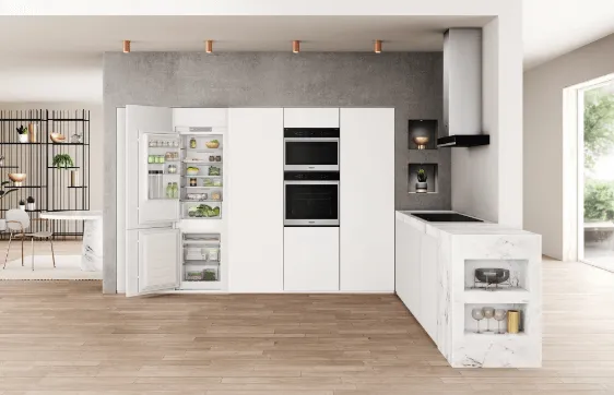 Whirlpool WHC18 T311 HK 1.8M Built-In Fridge Freezer